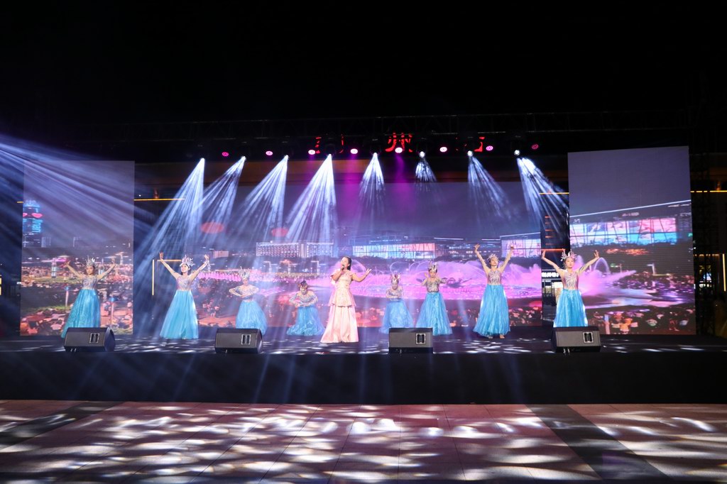 女声独唱《灯火里的中国》（2025年9月19日荆楚四季村晚视频）