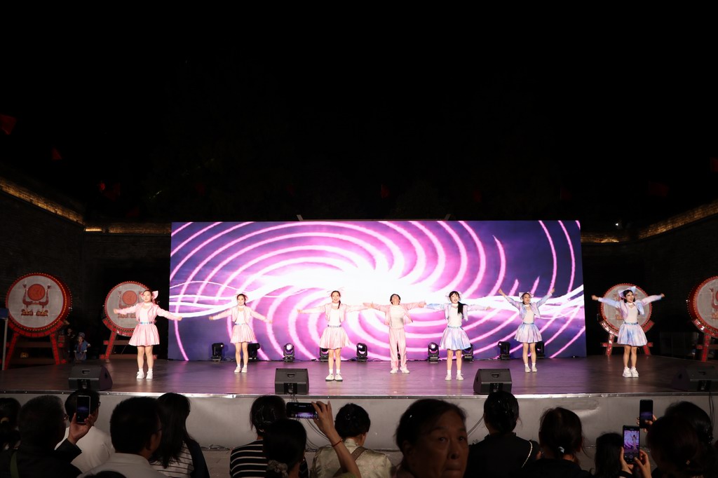 开场舞《奔跑的青春》（2025年9月24日荆楚四季村晚视频）