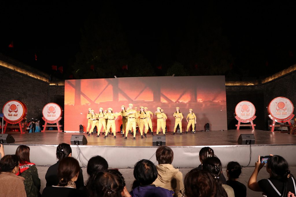 诗朗诵《赞歌献给党》（2025年9月24日荆楚四季村晚视频）